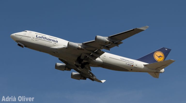 Lufthansa B747 departing from PMI via Runway 06R
